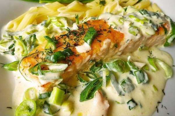 saumon en sauce à la crème d’oignons de printemps