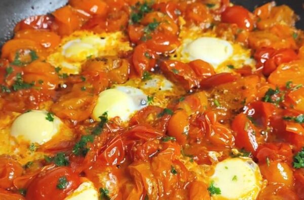 Œuf et tomates cerises à la poêle : le repas simple et prêt en un rien de temps
