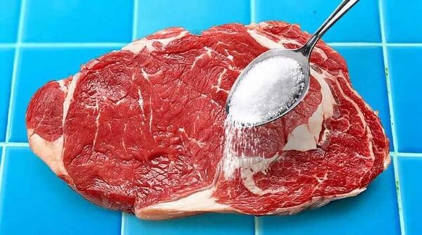 L’astuce des chefs pour rendre la viande plus tendre que jamais : ajoutez cet ingrédient secret avant cuisson