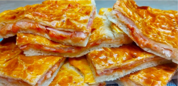 Pizza farcie à la tomate et au jambon