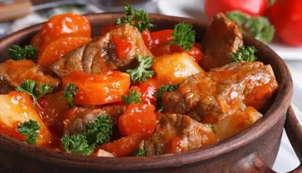 Ragoût de bœuf aux carottes avec sauce tomate.