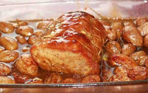 Roti de porc à l’ail et pommes de terre