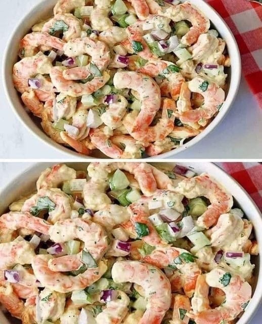 Salade aux crevettes avec une sauce crémeuse