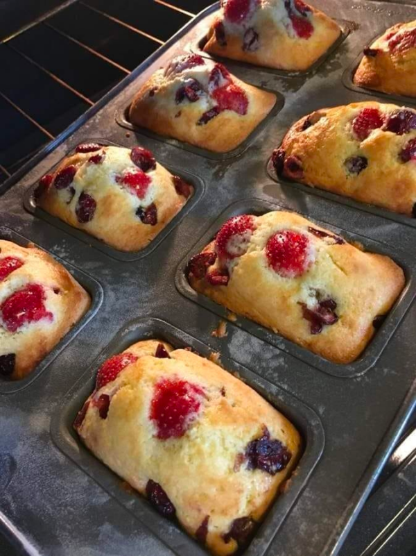 Savourez la Douceur avec les Mini-Cakes Ultra Moelleux aux Canneberges et Fraises