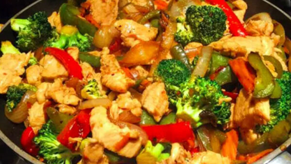 Poulet aux légumes: Suggestion de recette pour vous servir dans votre repas!