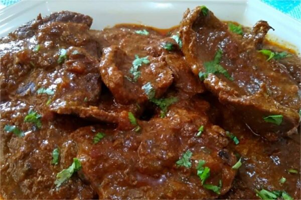 Arroser la sauce dans la casserole à pression: Le reçu est prêt en quelques minutes et le goût est merveilleux!