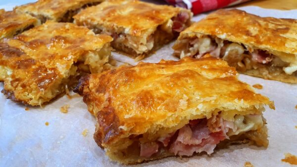 Gâteau d’oignon caramélisé et fromage de chèvre