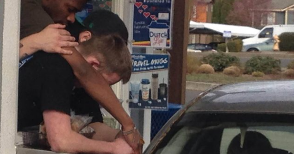 3 coffee shop employees ᴘʀᴀʏ together for female customer after learning the truth about her husband