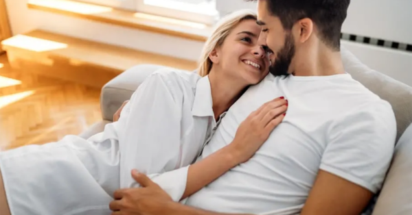 6 Things men do that make their woman fall deeper in love