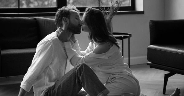 7 Physical Signs He Wants to Kiss You And Wants To sℓεερ With You