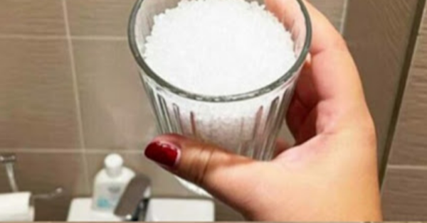 A glass of coarse salt immediately solves these 6 bathroom problems