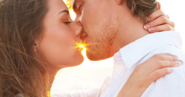 Avoid Saying These 6 Things Before A Romantic Kiss; Or Kiss It Goodbye