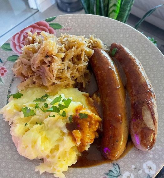Bratwurst an Zwiebelsauce mit Kartoffelpüree