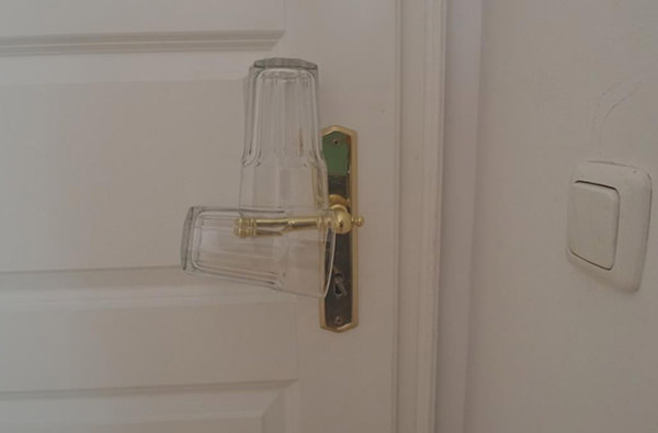 Cops shout out: You should always hang a glass on the door handle