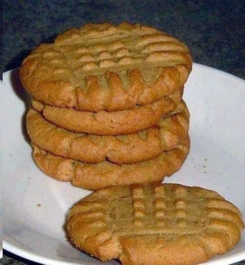 DELICIOUS PEANUT BUTTER COOKIES