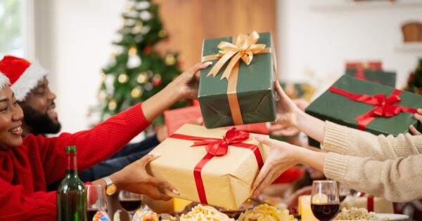 Disrespectful man invites huge family for 5-Day Christmas, doesn’t tell pregnant wife, he expects apology