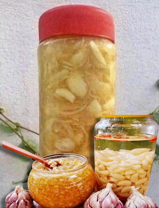 Geriebenen Ingwer, Zwiebel, Knoblauch, Zitronensaft und Honig vermischen. So bereiten Sie es vor