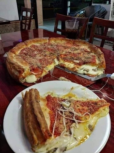 HAUSGEMACHTE Deep-Dish-Pizza nach Chicagoer Art