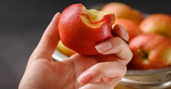 Here’s What Actually Happens When You Eat An Apple Before Bed