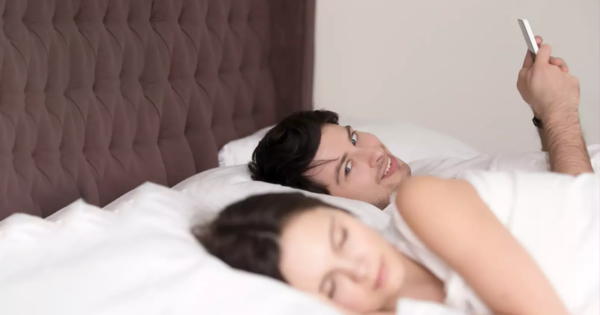 If You See Any Of These Signs In Him, He’s chєαtíng On His Phone