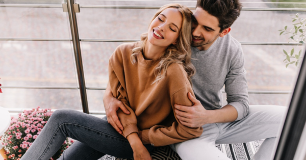 If a man does these 6 things when he’s around you, he is attracted to you but is hiding it