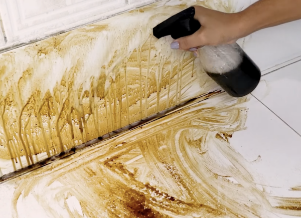 If you mix toothpaste with baking soda and apply it to your kitchen utensils, they will shine like pearl