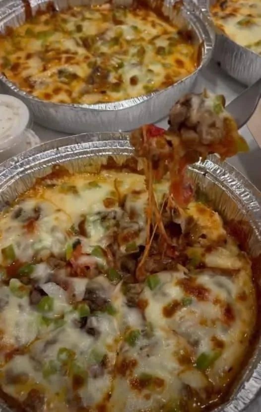 Keto-Pizza in einer Schüssel