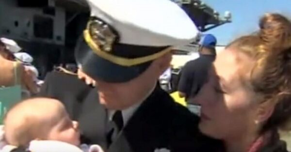 Navy Dad Meet Newborn Son For The First Time, Looks At His Wife And Says Four Words No One Expected