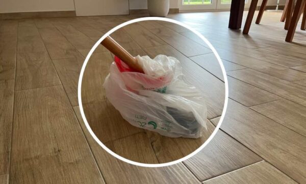 Plastic bag, go put it on the broom: goodbye vacuum cleaner