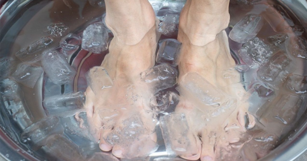 Soak Your Feet In  An Ice-Cold Basin For 10-15 Seconds As Soon As You Return Home After Work And See What Happens To Your Body