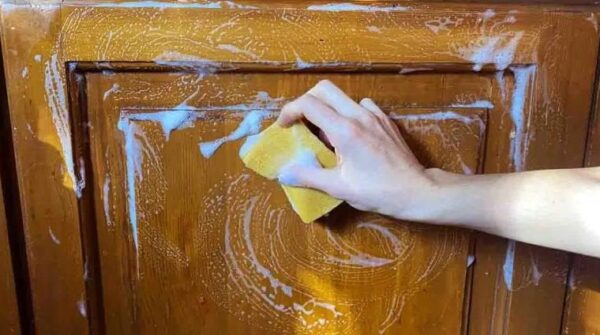 The genius tip for removing grease from kitchen cabinets