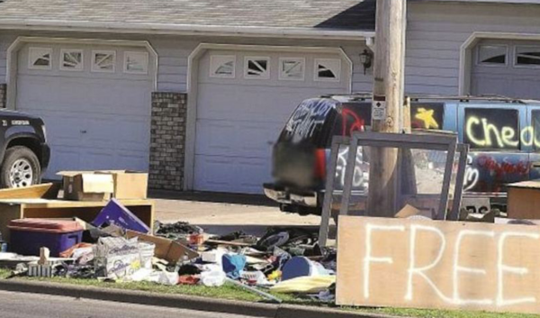The wife takes revenge by putting all of her husband’s belongings up for sale in the garden while he is out with his lover