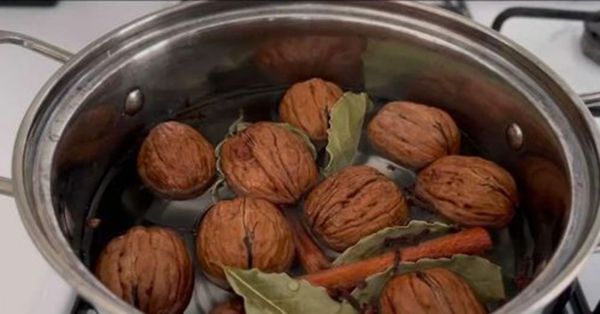 Throw walnuts with laurel leaves in the pot: what happens 5 minutes after boiling them