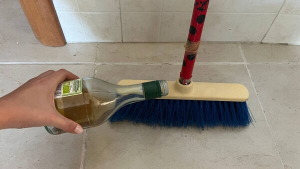 WHITE VINEGAR ON THE BROOM TO CLEAN, THE FLOOR WILL NEVER BE THE SAME AGAIN